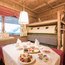Gemütliche Frühstücksecke mit gedecktem Tisch in rustikalem Holzraum